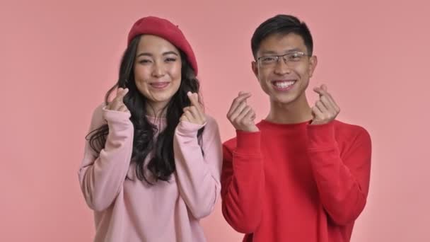 Junge Glücklich Liebende Paar Isoliert Über Rosa Wand Hintergrund Machen — Stockvideo