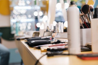 Makyaj sanatçılarının çalıştığı yeri kapatın.