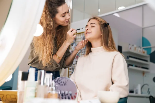 Gambar Positif Optimis Muda Klien Wanita Cantik Dengan Makeup Artist — Stok Foto