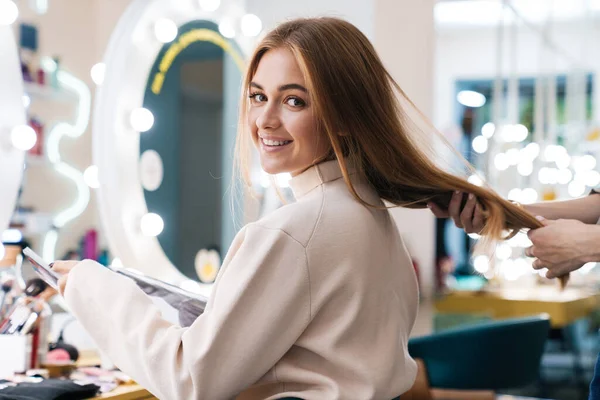 Obrázek Mladé Šťastné Pozitivní Krásné Úžasné Blondýny Dívka Salonu Krásy — Stock fotografie