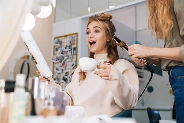 一个年轻漂亮的女顾客穿着美发店发型师的照片 — 图库照片