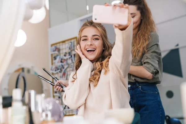 Imaginea Unui Fericit Pozitiv Tânăr Femeie Frumoasă Client Selfie Stilist — Fotografie, imagine de stoc