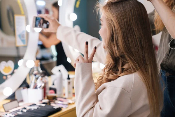 Obrázek Šťastné Optimistické Mladé Krásné Ženy Klienta Vzít Selfie Účesem — Stock fotografie