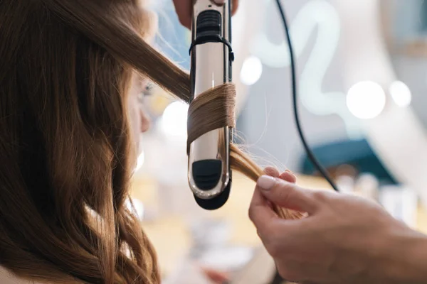 Gros Plan Coiffeur Frisant Les Cheveux Des Clients Dans Salon — Photo