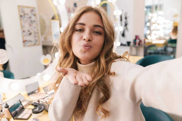 Zdjęcie Młodej Zadowolonej Blondynki Wewnątrz Salonie Piękności Zrobić Selfie Przez — Zdjęcie stockowe