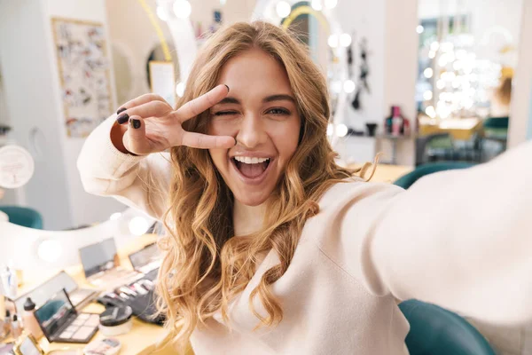 Foto Mladé Šťastné Veselé Blondýny Dívka Salonu Krásy Vzít Selfie — Stock fotografie
