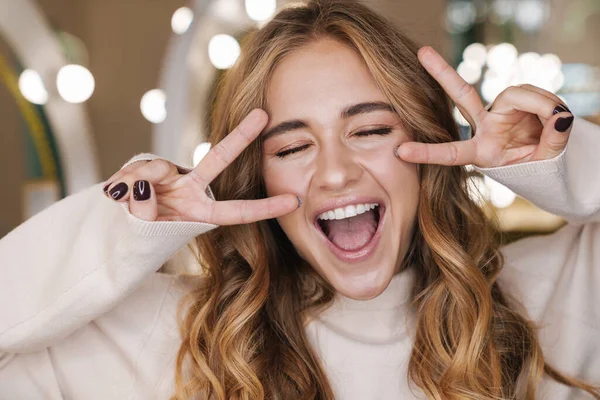 Foto Uma Jovem Positiva Otimista Bonito Menina Loira Dentro Casa — Fotografia de Stock