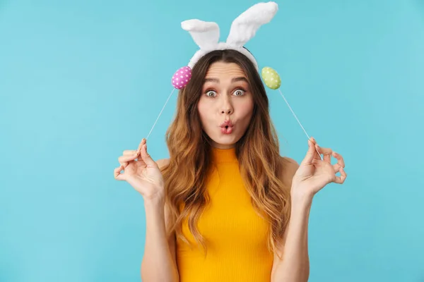 Retrato Una Alegre Joven Muy Excitada Parada Aislada Sobre Fondo — Foto de Stock