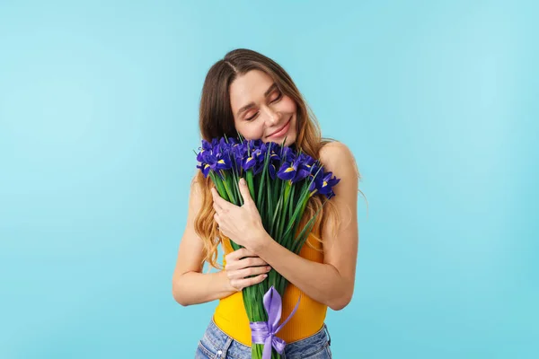 Портрет Радостной Молодой Счастливой Женщины Улыбающейся Держа Цветы Голубом Фоне — стоковое фото