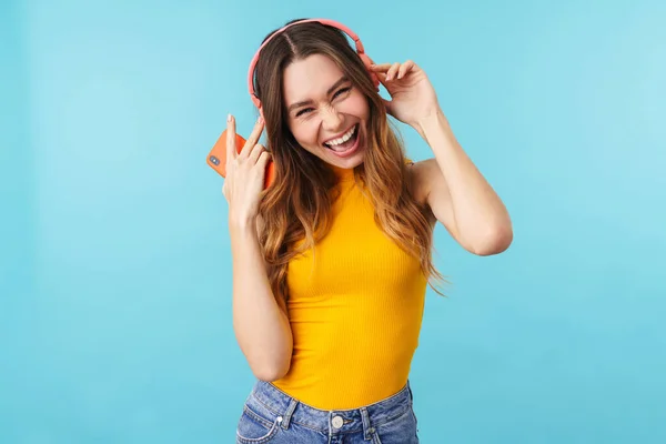 Πορτρέτο Της Όμορφης Χαρούμενης Γυναίκας Που Φοράει Ακουστικά Ακούγοντας Μουσική — Φωτογραφία Αρχείου