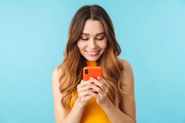 Retrato Bela Mulher Caucasiana Alegre Sorrindo Segurando Celular Isolado Sobre — Fotografia de Stock