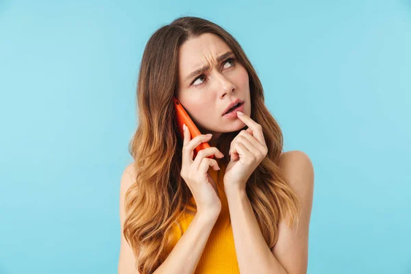 Retrato Bela Jovem Caucasiana Estressante Enquanto Fala Celular Isolado Sobre — Fotografia de Stock