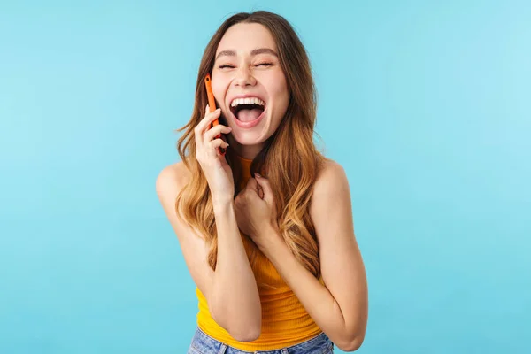 Portrét Krásné Radostné Bělošky Usmívající Mluvící Mobilním Telefonu Izolované Přes — Stock fotografie