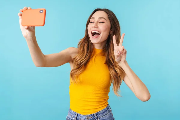 Πορτρέτο Της Όμορφης Χαρούμενης Καυκάσιας Γυναίκας Χαμογελώντας Και Βγάζοντας Selfie — Φωτογραφία Αρχείου