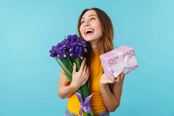 Retrato Alegre Joven Feliz Mujer Sonriendo Mientras Sostiene Flores Caja — Foto de Stock