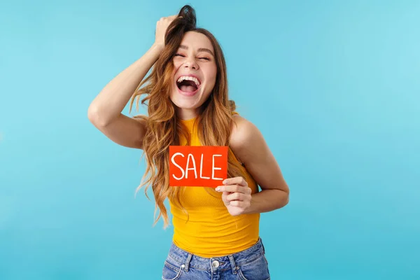 Retrato Hermosa Mujer Caucásica Alegre Riendo Sosteniendo Tarjeta Venta Aislada — Foto de Stock