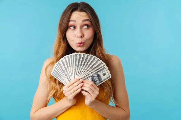 Retrato Bela Mulher Caucasiana Alegre Segurando Notas Dólar Isolado Sobre — Fotografia de Stock