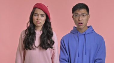 Pembe duvar arkasında izole edilmiş, mutsuz, sevgi dolu bir çift hayır diyor..