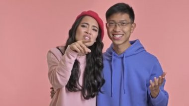 Pembe duvarın arkasında yalnız yaşayan ve seninle konuşan mutsuz bir çift. Hayır diyor..