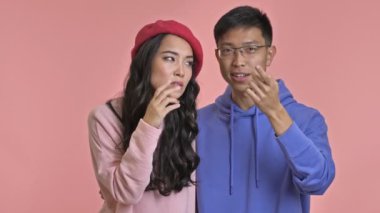 Pembe duvar arkasında yalnız kalmış, sizin dedikodularınızdan bahseden genç ve ciddi bir çift..