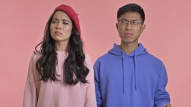 Pembe duvar arkasında izole edilmiş genç bir çift kötü kokudan rahatsız oluyor..