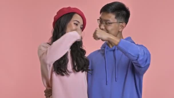 Junge Positive Paar Isoliert Über Rosa Wand Hintergrund Machen Faust — Stockvideo