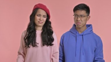 Pembe duvar arkasında izole edilmiş, mutsuz, sevgi dolu bir çift..