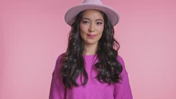 Lächeln Optimistisch Junge Asiatische Frau Posiert Isoliert Über Rosa Wand — Stockvideo