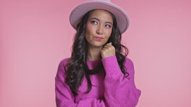 Pensando Jovem Asiático Mulher Posando Isolado Sobre Rosa Parede Fundo — Vídeo de Stock