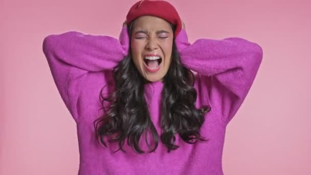 Jolie Jeune Femme Asiatique Posant Isolé Sur Fond Mural Rose — Video