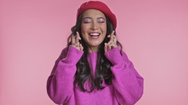 Glad Drömmande Ung Asiatisk Kvinna Poserar Isolerad Över Rosa Vägg — Stockvideo
