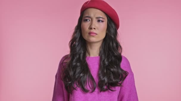 若いですアジアの女性Positing絶縁上ピンク壁の背景不快感のために悪い匂い — ストック動画