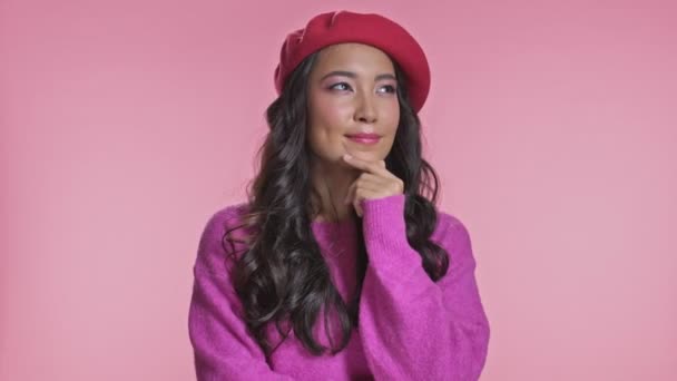 ピンクの壁の背景の上に隔離された若い正アジアの女性のポーズ — ストック動画
