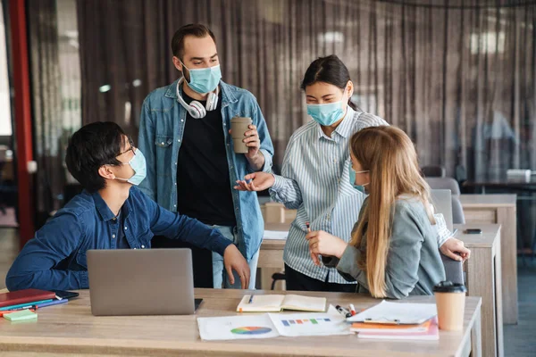 Imagem Estudantes Alegres Multinacionais Máscara Protetora Conversando Enquanto Estudavam Com — Fotografia de Stock