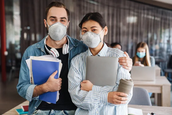 Foto Estudantes Felizes Multinacionais Máscaras Médicas Com Laptop Livros Exercícios — Fotografia de Stock