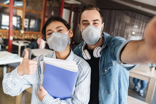 Foto Estudantes Alegres Multinacionais Máscaras Médicas Tirando Foto Selfie Mostrando — Fotografia de Stock