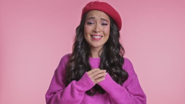 Junge Süße Asiatische Frau Posiert Isoliert Über Rosa Wand Hintergrund — Stockvideo