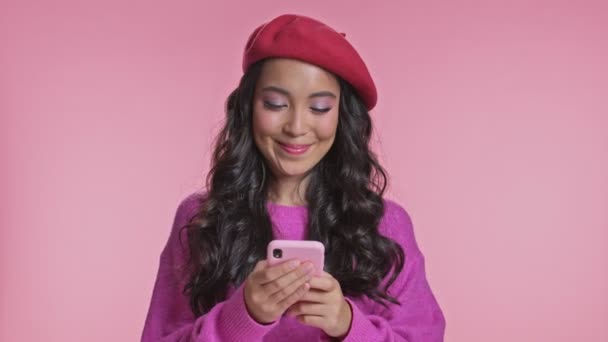 Joven Mujer Asiática Positiva Posando Aislada Sobre Fondo Pared Rosa — Vídeos de Stock