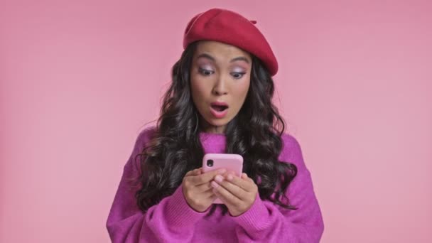 Joven Feliz Emocional Asiático Mujer Posando Aislado Sobre Rosa Pared — Vídeo de stock