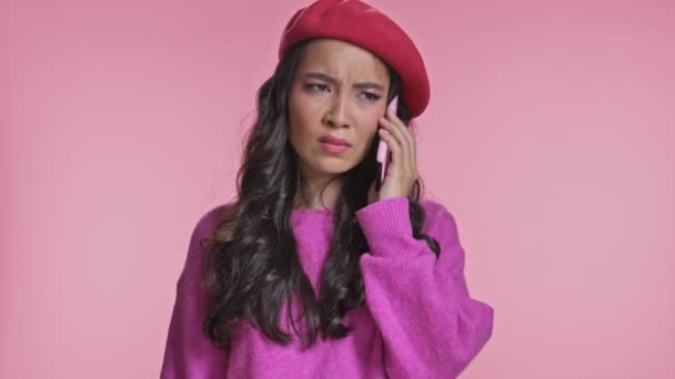 Joven Disgustado Confundido Lindo Asiático Mujer Posando Aislado Sobre Rosa — Vídeo de stock