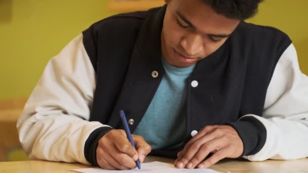 Attractive Concentrada Jovem Estudante Cara Africano Estudando Fazendo Lição Casa — Vídeo de Stock