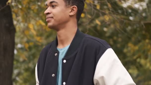 Optimistisk Stilig Positiv Glad Ung Afrikansk Kille Student Promenader Utomhus — Stockvideo