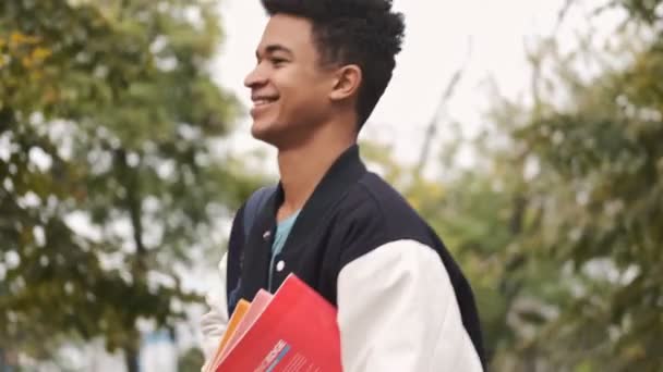 Optimistische Fröhlich Positive Junge Afrikanische Kerl Student Geht Freien — Stockvideo