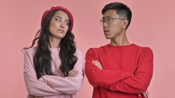 Jeune Offensé Asiatique Mécontent Aimant Couple Isolé Sur Rose Mur — Video