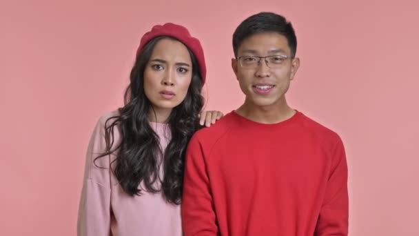 Jovem Asiático Assustado Amoroso Casal Isolado Sobre Rosa Parede Fundo — Vídeo de Stock