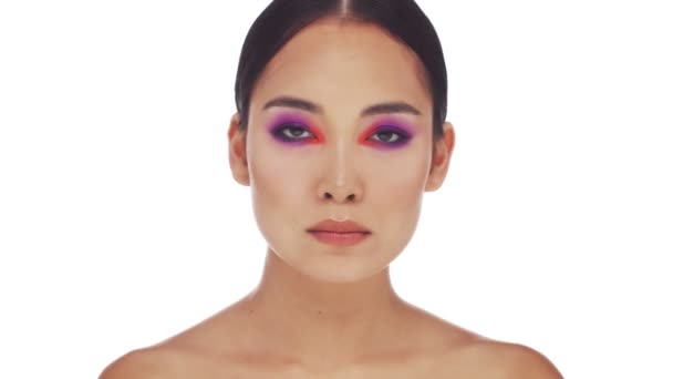 Красивая Полуобнаженная Азиатка Ярким Макияжем Глаз Моды Открывает Глаза Смотрит — стоковое видео