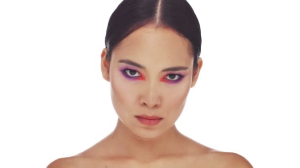 一位半裸的亚洲女人失望地看着工作室里被白色背景隔离的摄像机 她有着明亮的时尚眼妆 — 图库视频影像