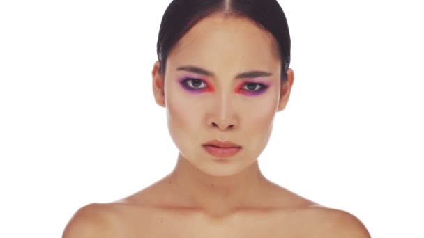 Disgustado Medio Desnudo Asiático Mujer Con Brillante Moda Ojo Maquillaje — Vídeo de stock