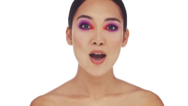 Zaskoczona Uśmiechnięta Pół Naga Azjatka Jasnym Makijażem Oczu Potrząsa Głową — Wideo stockowe
