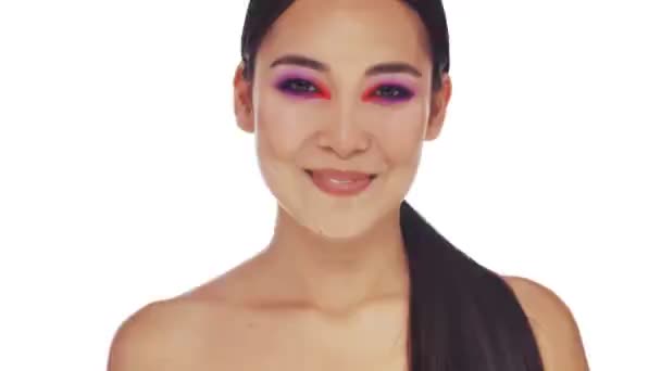 Μια Χαμογελαστή Νεαρή Ημίγυμνη Γυναίκα Λαμπερό Μακιγιάζ Στα Μάτια Δείχνει — Αρχείο Βίντεο